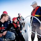 I 2009 ga Kong Harald bort seilbåten sin, Fram XV, til Norges Seilforbund, og stilte selv som instruktør for de unge seilerne i NOR STEAM.  Foto: Linn Cathrin Olsen / VG